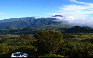 La location de voiture à la Réunion passe à l’électrique avec Exotismes !