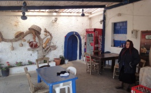 Héliades présente : Une improbable taverne entre la route et la mer