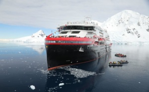 Hurtigruten baptise le MS Roald Amundsen en Antarctique Hurtigruten baptise le MS Roald Amundsen en Antarctique