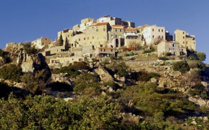 Corse : à Sant’Antonino, la Balagne agricole sur fond de mer scintillante...