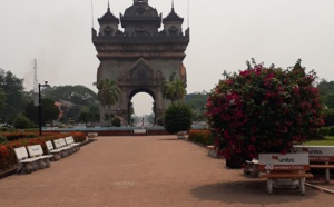 Tour du monde des réceptifs : seule la torpeur trouble l'arc de triomphe de Vientiane, la capitale du Laos