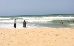 I - Tunisie : quand les bikinis croisent le niqab sur les plages...