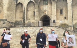 Avignon : les guides-conférenciers manifestent devant le Palais des Papes