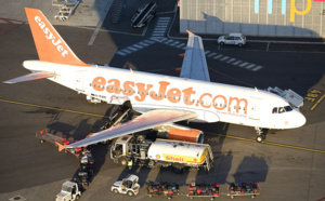 Agent de piste d'aéroport, l’homme qui parle à l'"oreille" des avions...