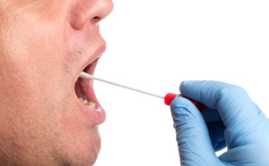 Les tests salivaires rapides, un outil majeur pour mieux contrôler l’épidémie de Covid-19