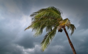 Cyclone Batsirai : vols suspendus dès 15h à l'aéroport de la Réunion