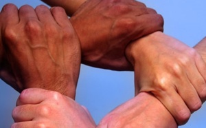 La case de l'Oncle Dom : raciste, moi ? Oui... envers la connerie humaine ! La case de l'Oncle Dom : raciste, moi ? Oui... envers la connerie humaine !