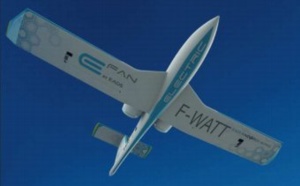 Avion électrique : Ségolène Royal assiste à une démonstration de l’E-FAN