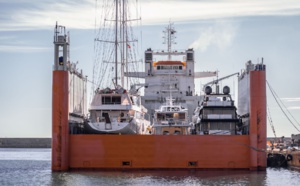 Variety Cruises transporte un deux-mâts par bateau en Polynésie