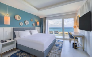 Des couleurs douces, une atmosphère apaisée dans les chambres et suites (photo Hilton)