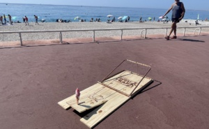 Tourisme de masse : une tapette géante, attrape-touristes à Nice