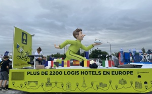 Dans la caravane du Tour de France avec les Logis Hôtels