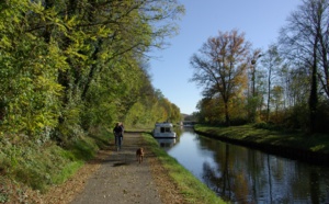 Tourisme fluvial : le Canal du Nivernais en pénichette