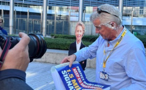 Ryanair : comment Michael O'Leary a été entarté par des manifestants !