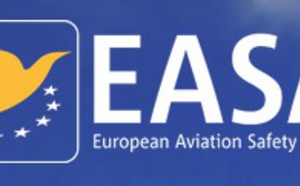 L'EASA recommande la présence permanente d'au moins 2 personnes dans le cockpit