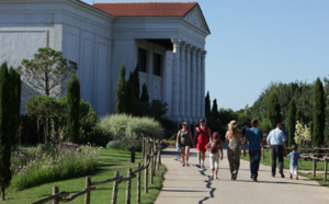 Handicap : le Puy du Fou édite un Guide Accessibilité