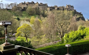 Vue -depuis les jardins de Princess Street- du château médiéval d'Edimbourg, perché sur un promontoire volcanique (©PB)