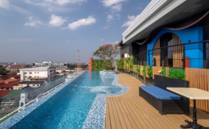 Le COSI Vientiane Nam Phu est équipé d'une piscine et une terrasse sur le toit, parfaites pour se détendre (©Centara)
