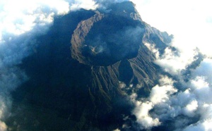Indonésie : le trafic aérien paralysé par une éruption volcanique