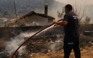 Trois jours d’incendies à Chios, Grèce : situation critique et enquêtes en cours