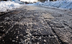 Neige et verglas : trafic rails et routes maîtrisé, l’Ouest et le trafic aérien sous tension