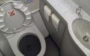Surbook : un passager JetBlue réduit au siège des toilettes !