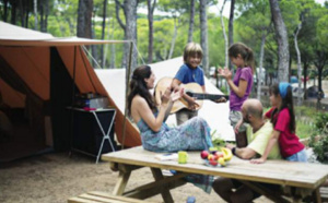 Camping : les campeurs préfèrent partir en famille, à la mer et dormir en mobil-home