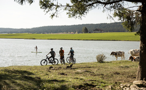 Jura &amp; Trois-Lacs : une destination vélo entre lacs et nature