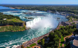 Les Chutes du Niagara s'invitent à Paris pour séduire les professionnels du tourisme français