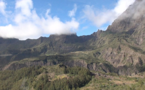 La Réunion : le survol en hélicoptère, un incontournable de la destination (vidéo)