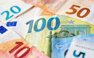 Taux de change : l’euro sous pression face au dollar, les banques centrales temporisent [ABO]