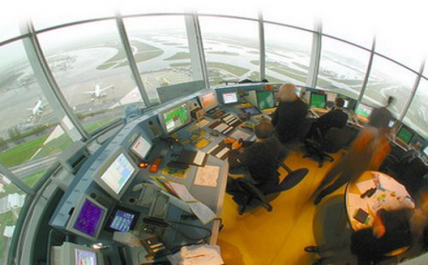 Contrôle aérien : les aiguilleurs du ciel pointés du doigt