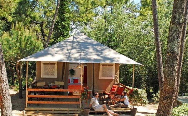 Peut-on vendre des produits camping en agence de voyage ?