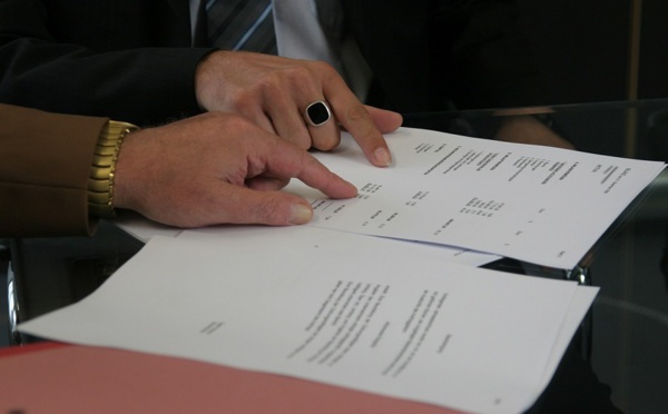 Sous quelles conditions le professionnel peut-il annuler le contrat avant le départ ?