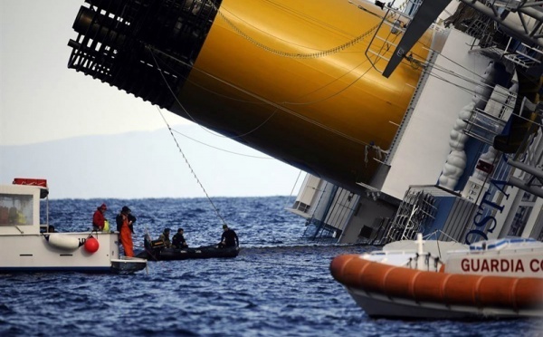 Naufrage du Costa Concordia : la croisière touchée mais pas coulée...