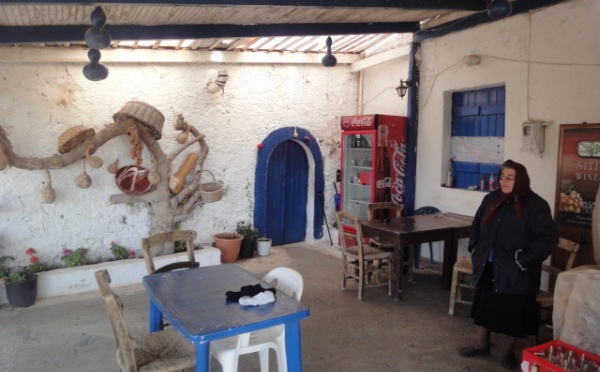 Héliades présente : Une improbable taverne entre la route et la mer