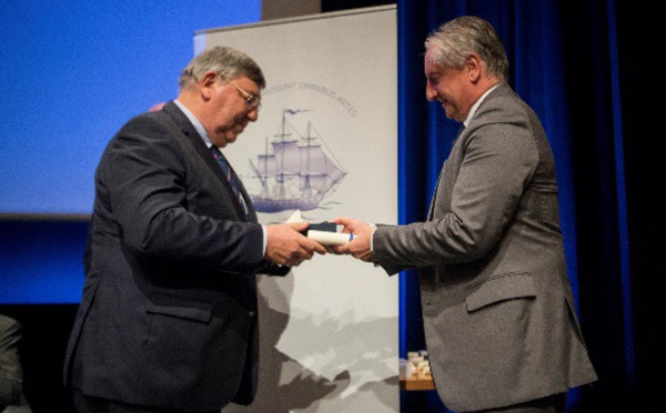 Ponant : Jean-Emmanuel Sauvée reçoit le prix Personnalité maritime de l’année - Manley Bendall