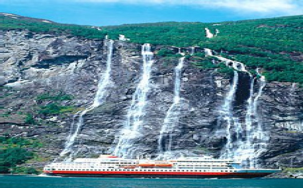 Hurtigruten France table sur 7000 passagers en 2006