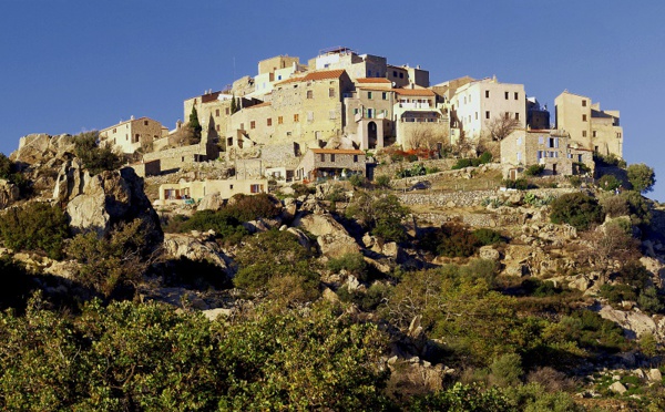 Corse : à Sant’Antonino, la Balagne agricole sur fond de mer scintillante...