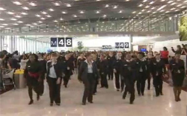 Flash mob Air France : le personnel de la compagnie danse sur Jennifer Lopez !