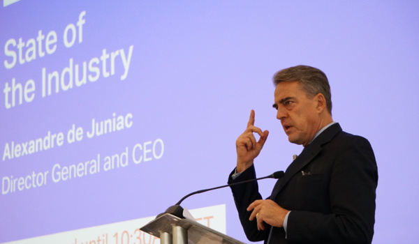 IATA : Alexandre de Juniac "agenouillé" demande aux clients d'aider les compagnies