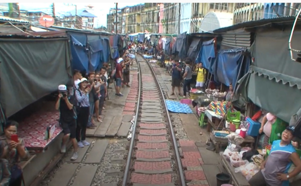 Pays et Marchés du Monde en Thaïlande : Mae Klong, un marché boute-en-train !