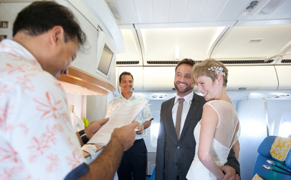 Air Tahiti Nui marie deux passagers en vol