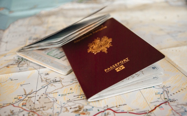 Oui, les restrictions de voyage s’amenuisent…mais avec l’obligation d’avoir souscrit une Assurance Voyage !