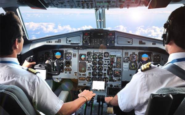 La case de l'Oncle Dom : Y'a-t-il un pilote dans les toilettes de l'avion ?