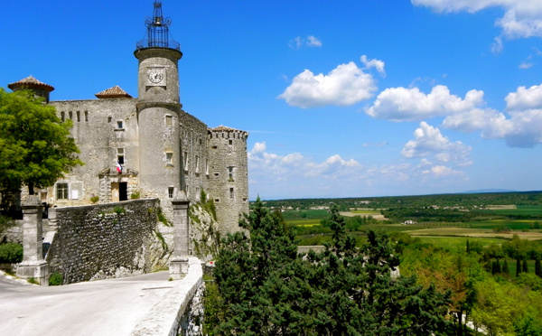 © Destination Pays d'Uzès Pont du Gard - ANDREA JOBST / Le château de Lussan, Plus beau village de France