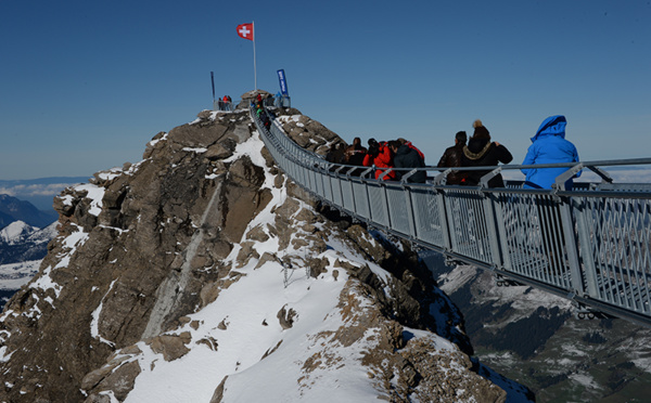 Suisse : J'ai testé... le Peak Walk, la seule passerelle au monde qui relie deux sommets