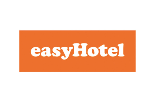 easyHotel possède des établissements dans 11 pays (plus de 4 400 chambres), dont 17 hôtels franchisés et 26 hôtels en propriété et en location - Logo easyHotel