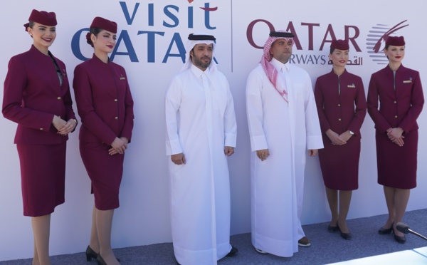 Entourés des hôtesses, son excellence M. Saad Bin Ali Al Kharji , Président de Qatar Tourism à gauche, et Mr Badr Mohammed Al-Meer,  PDG de Qatar Airways à Doha le 9 février. Photo : C.Hardin.
