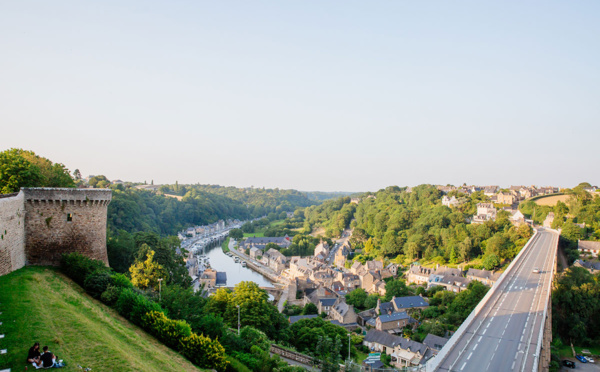 Vue sur le port de Dinan depuis les remparts © Agence Les conteurs